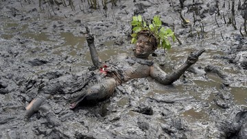 Emak Inak Mandi Lumpur: Live Tiktok 1 Juta, Garap Sawah Rp35 Ribu
