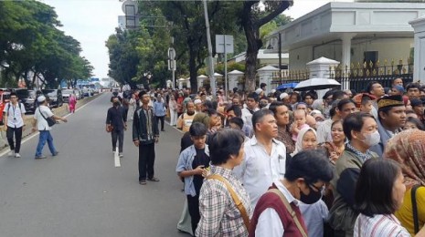 Ribuan Warga Antre Mengular Hadiri Open House Jokowi di Jakarta