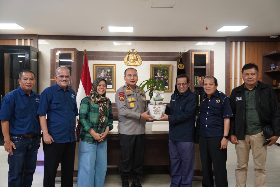 Tanam 200 Ribu Pohon dan Tegas Berantas Kejahatan Lingkungan, Kapolda Riau di Ganjar JMSI Award