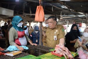 Sekdaprov Riau Sidak Pasar Pastikan Sembako Aman