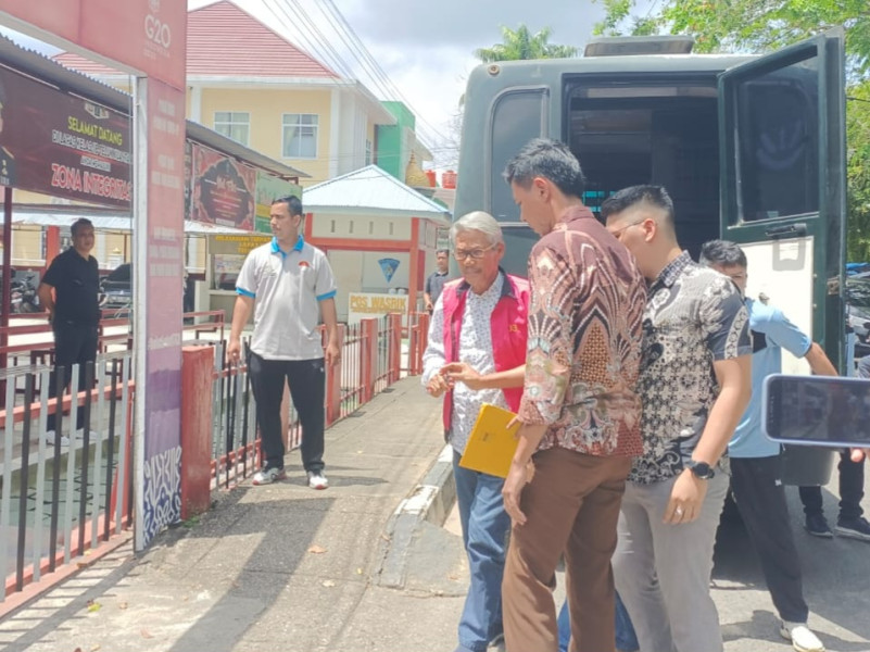 BREAKING NEWS: Mantan Bupati Kuansing Sukarmis Ditahan
