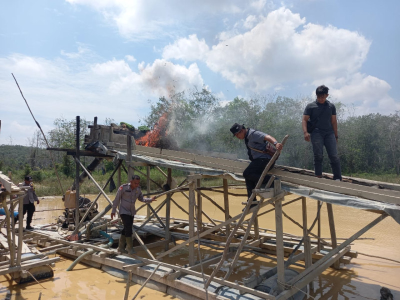 Polsek Kuantan Hilir  Melaksanakan Penertiban Tambang Emas Ilegal