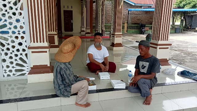 Relawan Milenial Effendi Sianipar Sisir Masyarakat Kota Pekanbaru, Bagikan Makanan