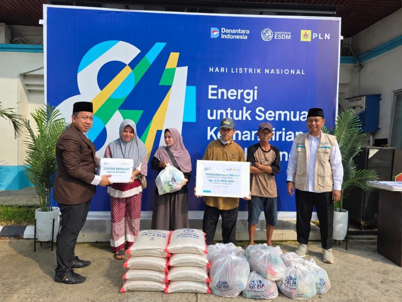 Tak Sekadar Terangi Negeri, PLN UP3 Rengat Salurkan Bantuan Sosial Lewat YBM PLN pada Momentum HLN ke-81
