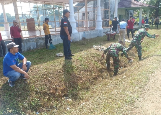 Babinsa Koramil 05/Peranap Laksanakan Kerja Bakti Sosial Bersihkan Jalan dan Parit