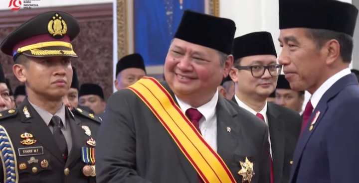 Jokowi Beri Bintang Republik Indonesia Utama kepada Airlangga