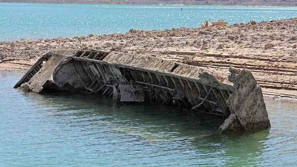 Danau di Amerika Kekeringan, Kapal Perang Dunia II Muncul ke Permukaan