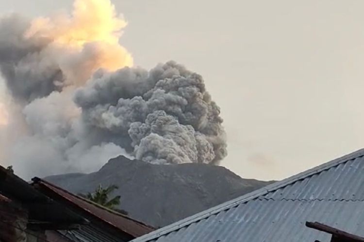 Gunung Api Ruang Kembali Bereaksi, Semburkan Abu Vulkanik Hingga 400 Meter