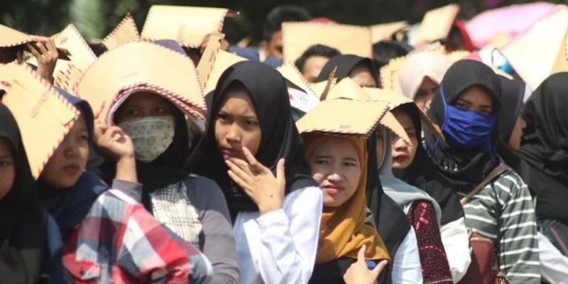 Rakyat Sulit Cari Kerja, Pejabat Malah Rangkap Jabatan