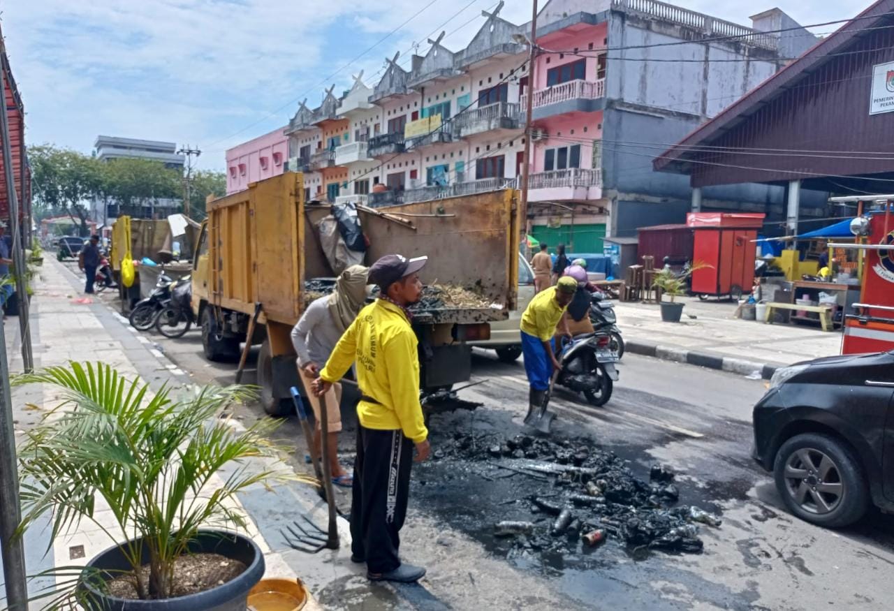 Pasukan PUPR Pekanbaru Bersihkan Gorong Gorong Penyebab Banjir
