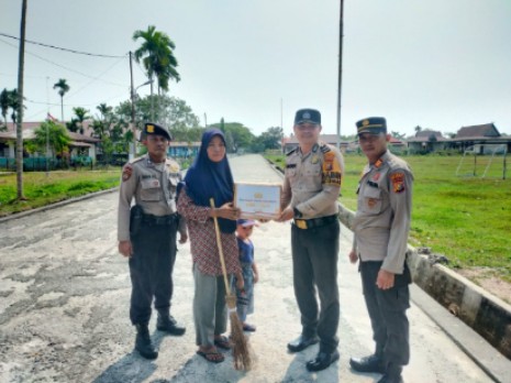 Petugas Kebersihan dapat Bansos Sembako dari Polsek Merbau