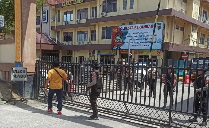 Pengamanan di Mapolresta Pekanbaru Diperketat, Petugas Siaga Pegang Senjata