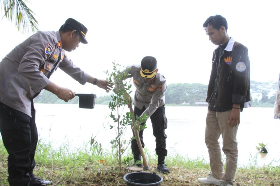 Cegah Abrasi Sungai, Mahasiswa ITB Indragiri Bersama Forkopimda Inhu Tanam Pohon