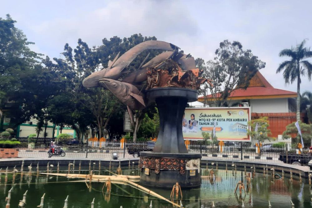 Waduh! Tugu Ikan Selais Pekanbaru Tiba-tiba Patah