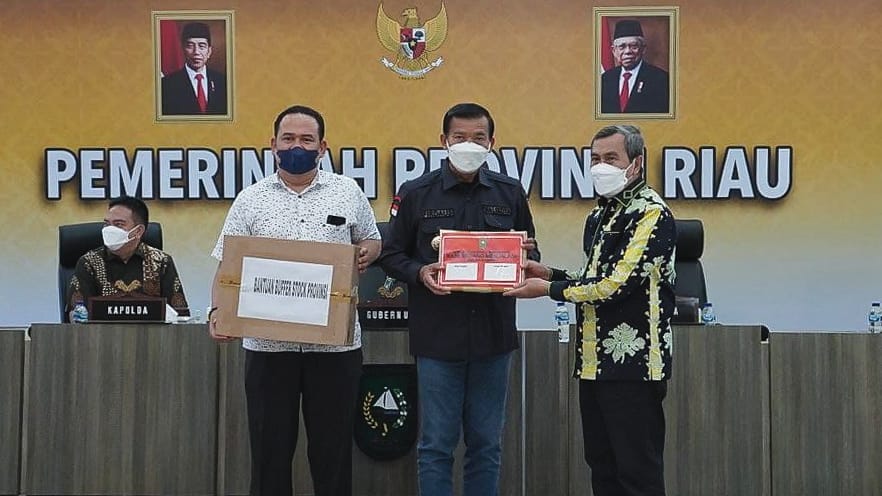 Gubri Serahkan Bantuan Obat-obatan Kepada Wali Kota Pekanbaru