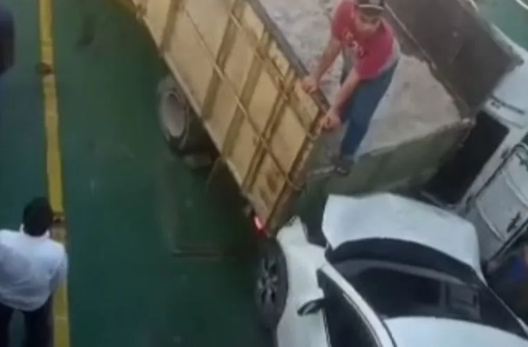 Akibat Rem Blong, Truk Tabrak Mobil di atas Kapal Roro Bengkalis