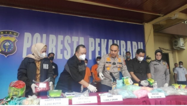 Suami Istri di Pekanbaru Kompak Jualan Narkoba, Barang Buktinya Miliaran Rupiah