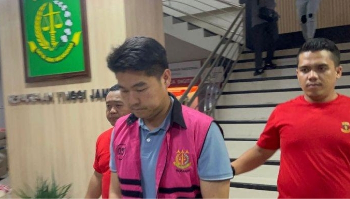Pelarian Tersangka Korupsi Rp310 Miliar Berakhir Saat Gendong Anjing