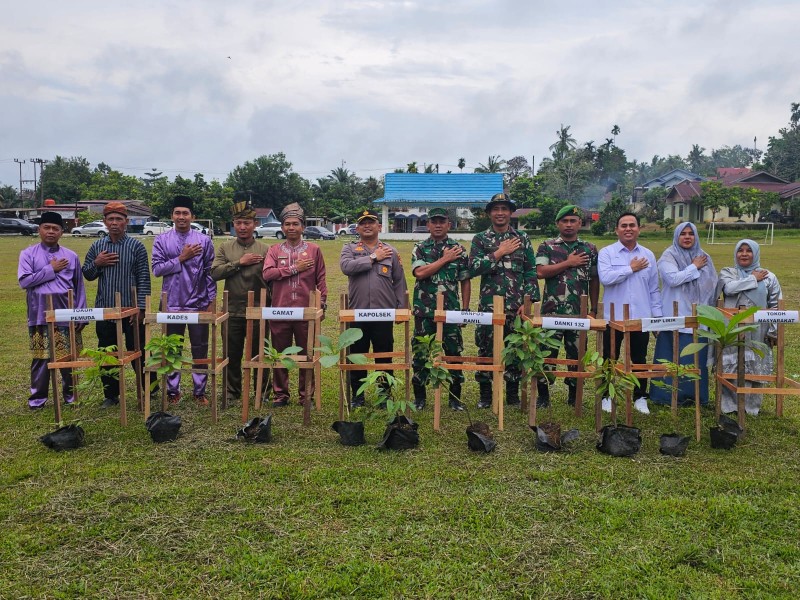Hijaukan Bumi, Cerdaskan Bangsa: Aksi Nyata Polsek Lirik di Hardiknas 2025