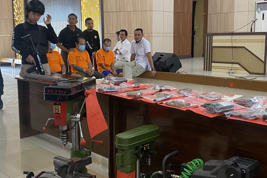 Polisi Gerebek Gudang Senjata Api Rakitan di Lampung, 3 Orang Ditangkap
