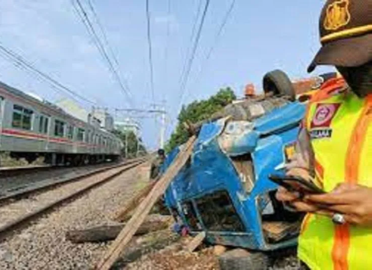 Angkot diduga Alami Rem Blong Terguling Tertabrak Kereta Api Bogor