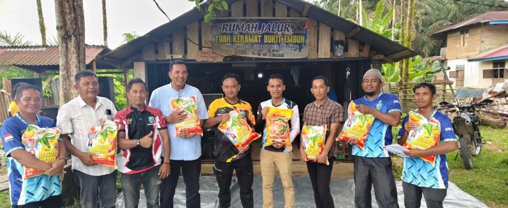 Dukung Pacu Jalur Nasional, Kades Gumanti Bantu Keluarga Atlet dengan 100 Karung Beras
