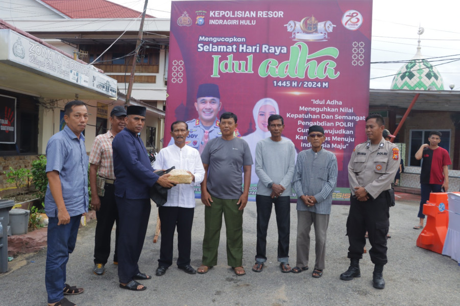 Masih Gunakan Besek, Polres Inhu Potong dan Bagikan Daging 10 Ekor Sapi Kurban
