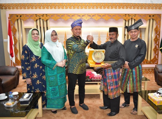 Silahturahmi ke DPRD Riau, LAM Pekanbaru Berencana Beri Gelar Adat ke Agung Nugroho