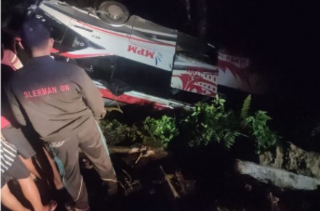 Bus MPM Masuk Jurang dan Terbalik di Sitinjau Lauik, 13 Penumpang Dilarikan ke RS