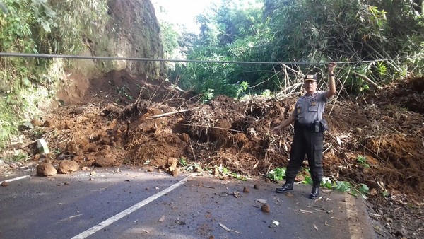 Lembang Kembali Alami Longsor, Satu Rumah Tertimbun