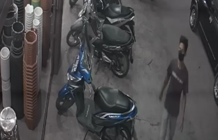 Lupa Cabut Kunci, Motor dibawa Kabur saat berbelanja
