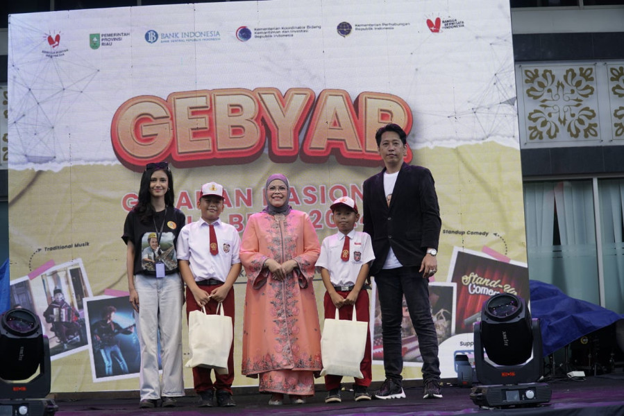 Ibu Pj Gubernur Bersama ASPEKUR Bagikan 1.000 Paket Makanan Sehat+Susu Dukung Program Tekan Stunting