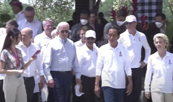 Menteri PUPR Jadi Fotografer Dadakan di Pertemuan Jokowi-Biden Cs