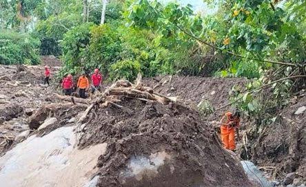 Lima Orang Tertimbun Longsor di Pasaman Dievakuasi