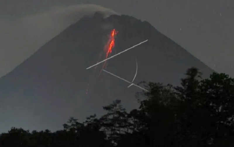 Gunung Merapi Tujuh Kali Luncurkan Guguran Lava Pijar Sejauh 2.000 Meter