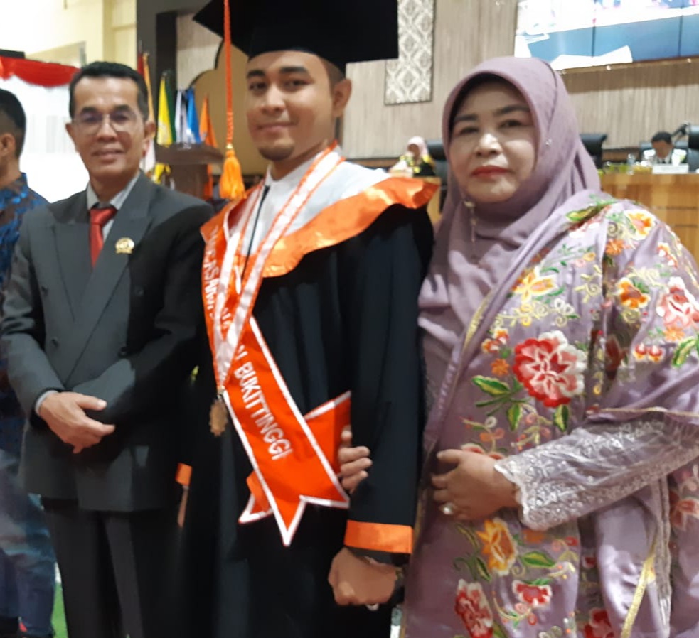 Putra Legislator Sumbar Asra Faber Wisudawan Terbaik Program Magister UIN Bukitttinggi