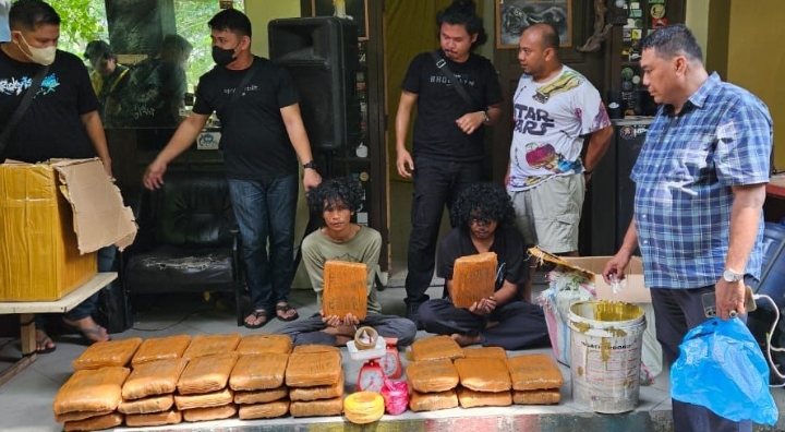 63 Kg Ganja Disimpan di Atap PKM UIN SUSKA, Dua Mantan Mahasiswa Ditangkap