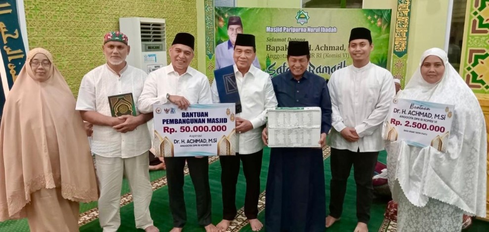 Safari Ramadhan di Masjid Paripurna Nurul Ibadah Anggota DPR RI Achmad Salurkan Bantuan 50 Juta