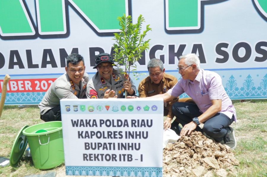 Wakapolda Riau dan Polres Inhu Ajak Mahasiswa Hijaukan Bantaran Sungai Indragiri Lewat Green Policing