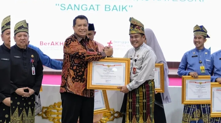 PJ Sekda Terima Penghargaan PEKPPP dari Wamen PANRB, Pemkab Inhu Raih Predikat Pelayanan 'Sangat Baik'