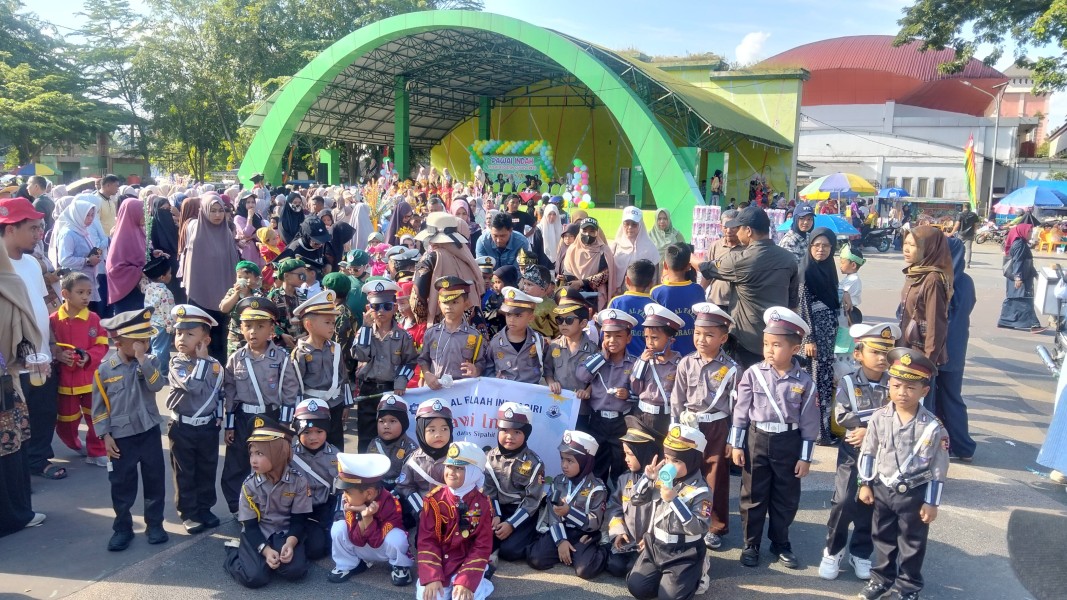 Ratusan Peserta Meriahkan Pawai Indah Rengat, Penampilan TKIT Al Falaah Indragiri Tuai Apresiasi