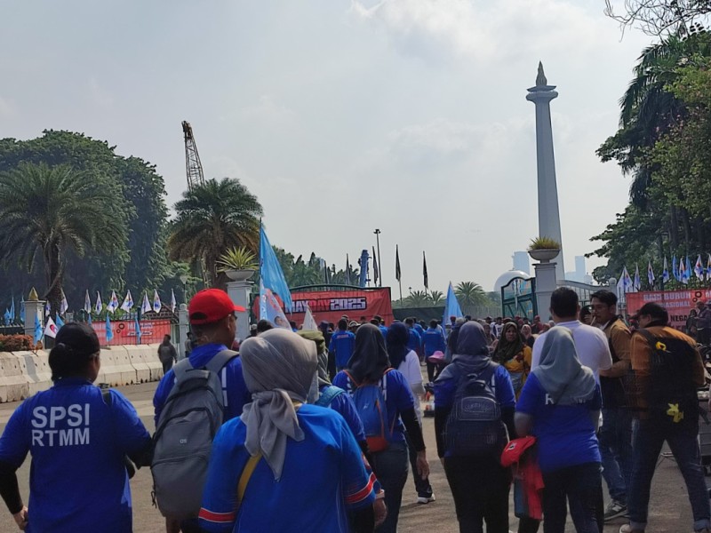 Dari Konvoi hingga Jalan Kaki, Ribuan Buruh Mulai Padati Monas