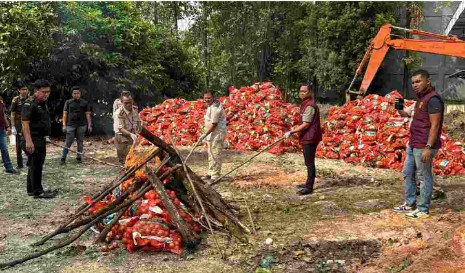 Dicegat di Gerbang Tol, 3.000 Karung Bawang Bombay Ilegal Asal Malaysia Dimusnahkan Polda Riau