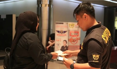 Kirim Celana Dalam Dipajak Rp800 Ribu, TKW ini Curhat Sambil Menangis