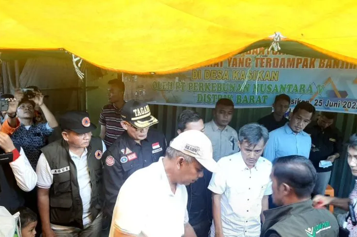 Bupati Kampar Apresiasi Reaksi Cepat PTPN V Bantu Korban Banjir di Desa Kasikan