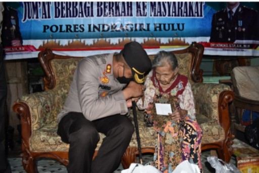 Orang Tua Renta dan Disabilitas Terima Bantuan Progam Jubah Emas Polres Inhu
