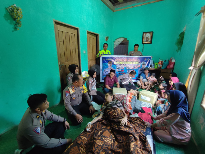 Kasat Lantas Polres Inhu Peduli, Sambangi Korban Kecelakaan dengan Bantuan Sosial