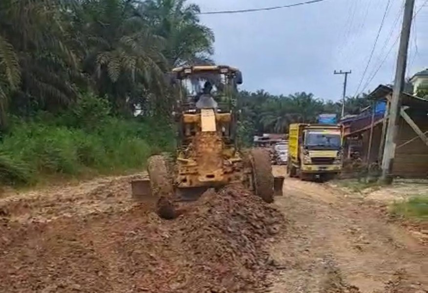PT KAS Perbaiki Jalan Lintas Selatan di Desa Aur Cina Inhu