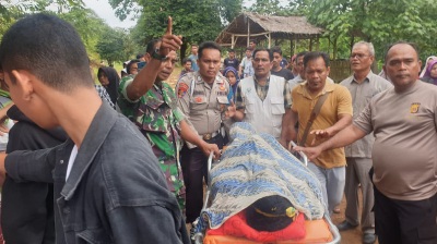 Personel Polsek Kuta Makmur Evakuasi Korban di Wisata Pemandian Rayap