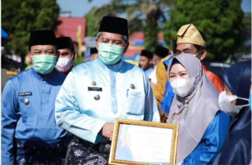 Bupati Alfedri Berikan Penghargaan Bidang Pendidikan